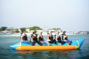 Wahana banana boat di laut